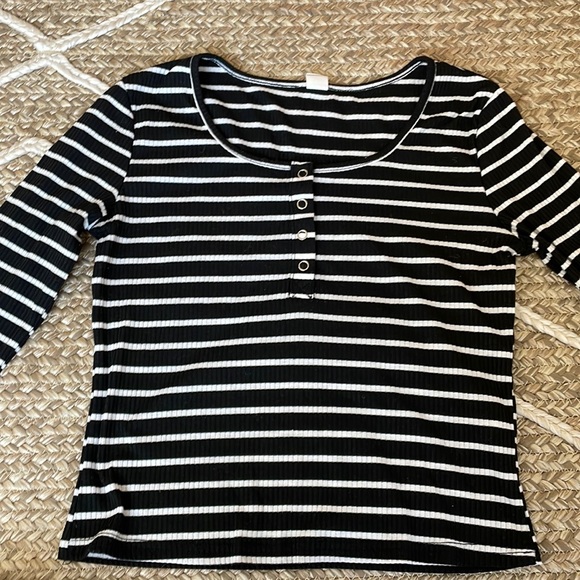 SHEIN black and white striped long sleeve - Picture 1 of 3